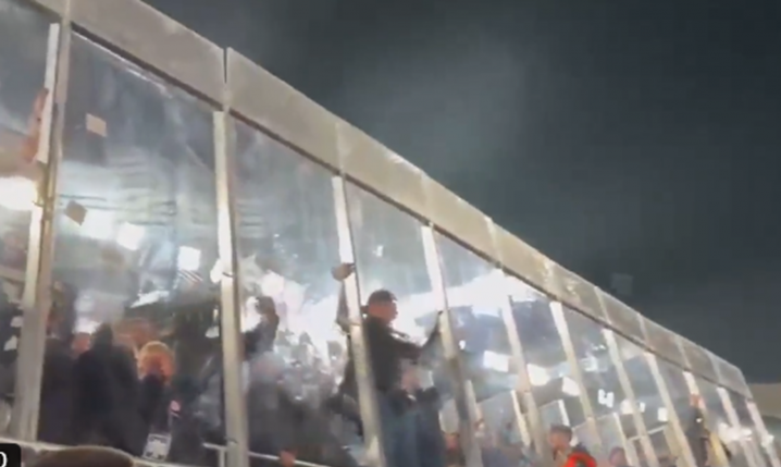 Kibice Eintrachtu Frankfurt NISZCZĄ TRYBUNY na nowym Camp Nou [VIDEO]